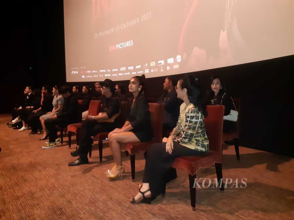 Kerabat kerja film <i>Inang</i> menghadiri konferensi pers film horor tersebut di Jakarta, Rabu (5/10/2022).