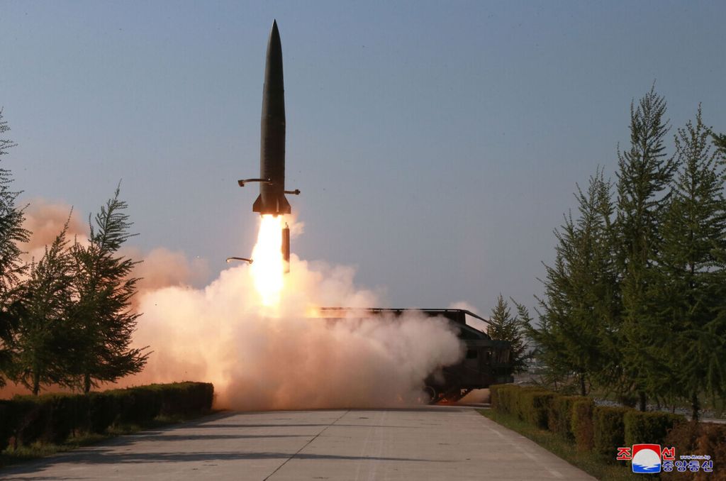 Foto yang dirilis Pemerintah Korea Utara ini menunjukkan sebuah rudal ditembakkan di pesisir Barat Korea Utara, Kamis (9/5/2019). Pada ahli berpendapat, rudal itu kemungkinan mengadaptasi rudal jarak pendek Rusia. Masih tidak jelas apakah Korea Utara memproduksi sendiri rudal itu atau mengimpornya.