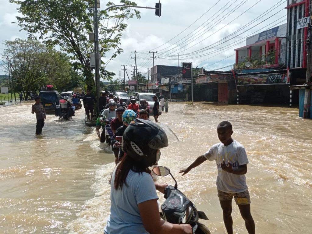 Situasi di salah lokasi ruas jalan di Kota Sorong, Papua Barat yang terdampak banjir pada Rabu (24/8/2022).