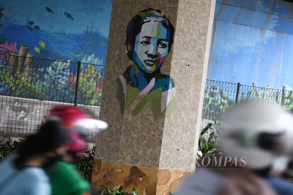 Pengendara sepeda motor melintas di dekat mural tokoh kebangkitan perempuan Indonesia, RA Kartini, yang menghiasi kolong tol di Jalan RC Veteran Raya, Jakarta Selatan, Selasa (21/4/2020). 