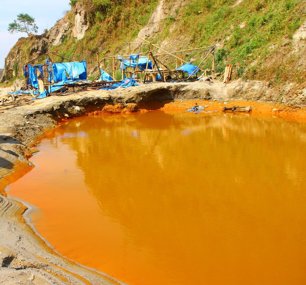 Kolam pengolahan emas di Gunung Botak pada 17 Oktober 2018.