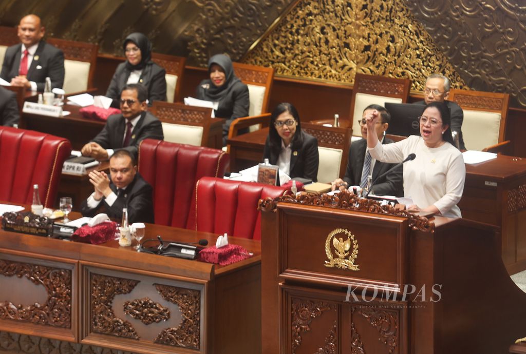 Ketua DPR Puan Maharani memberikan pidato penutupan masa sidang III tahun sidang 2023/2024 dalam sidang paripurna DPR di Kompleks Parlemen, Senayan, Jakarta (6/2/2024). 