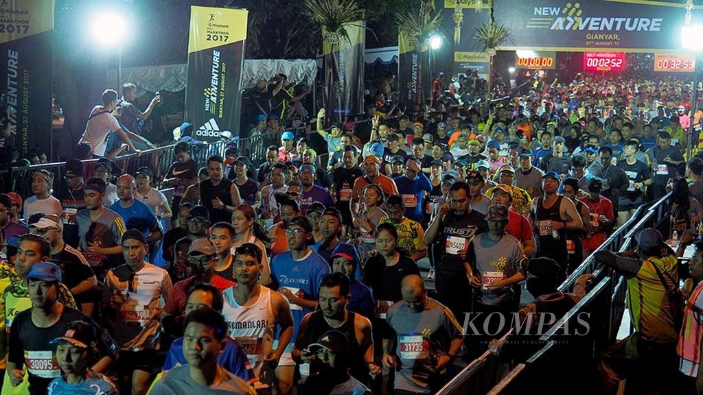 Dengan total peserta yang sekitar 9.000 orang, memotret lomba maraton seperti Maybank Bali Marathon 2017 memang memotret sebuah adegan kerumunan, dan itu memerlukan suasana kolosal.
