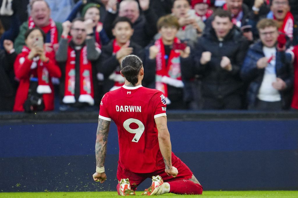 Striker Liverpool Darwin Nunez merayakan gol ke gawang Burnley, Sabtu (10/2/2024). 