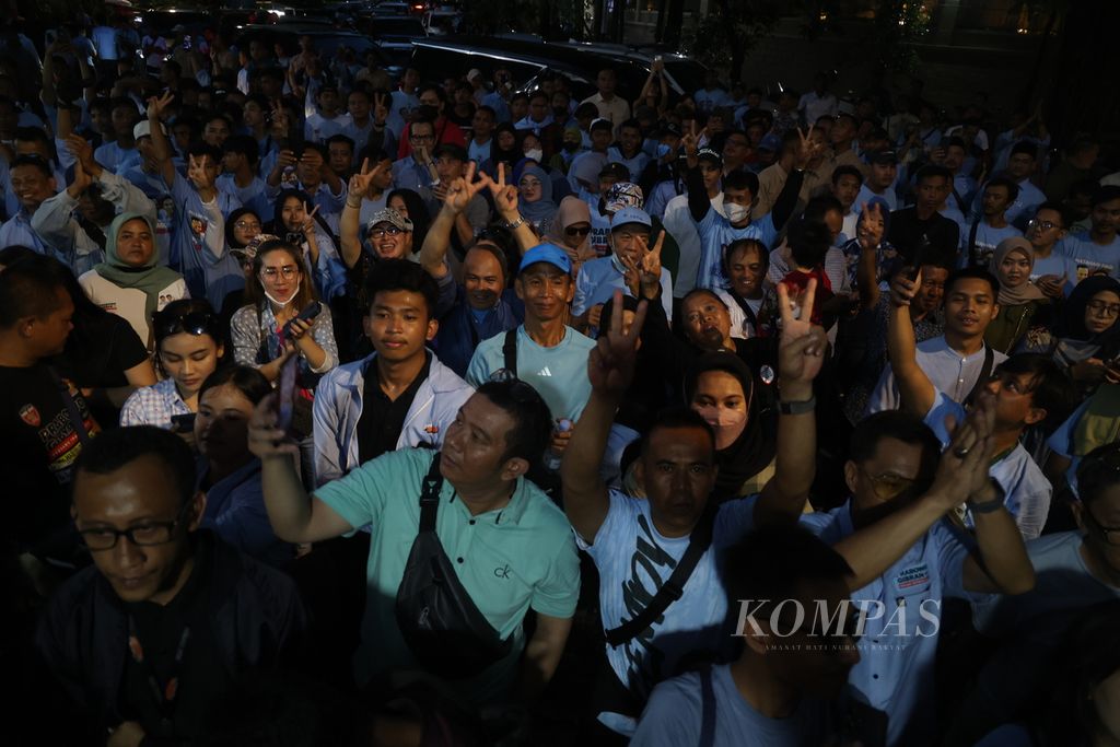 Para pendukung pasangan calon presiden nomor urut 2 memadati depan rumah Prabowo Subianto di Jalan Kartanegara, Jakarta, Rabu (14/2/2024). Mereka merayakan kemenangan pasangan Prabowo-Gibran versi hitung cepat.
