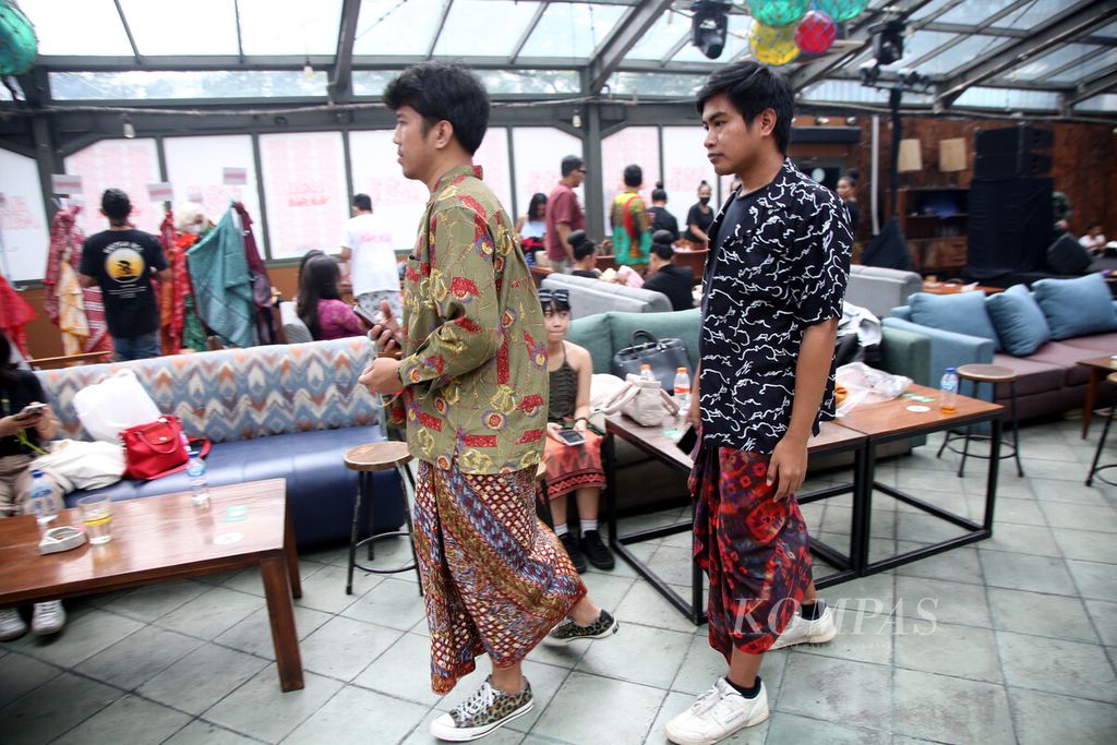 Suasana Pesta Wastra 2022 di kawasan SCBD, Jakarta, Kamis (16/6/2022). Pameran ini hadir setiap tahun untuk memamerkan koleksi wastra-wastra Nusantara, seperti seperti batik, tenun, dan songket, dari seluruh penjuru Indonesia.