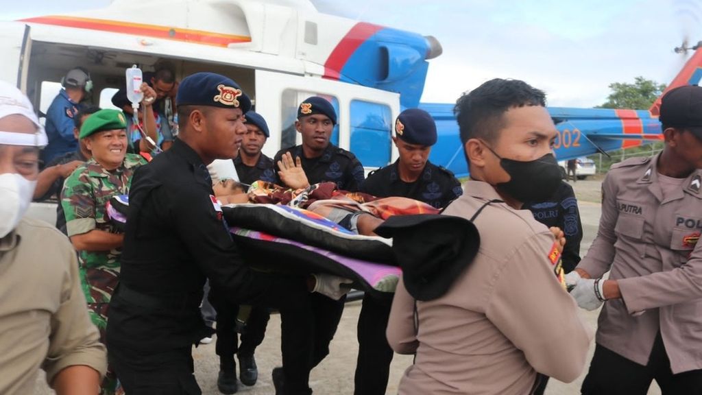 Proses evakuasi salah satu dari dua korban luka akibat serangan KKB di Timika, Kabupaten Mimika, Papua, Sabtu (16/7/2022).