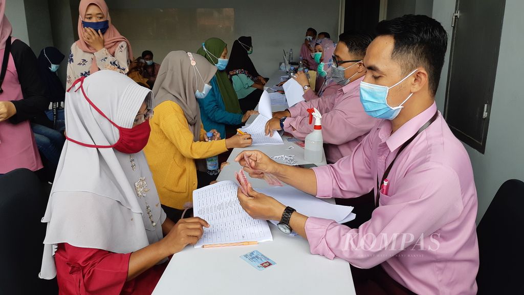 Sebanyak 5.000 pekerja pabrik di Sidoarjo yang mengalami pemutusan hubungan kerja karena dampak pandemi Covid-19 mencairkan bantuan sosial tunai Rp 600.000 per karyawan dari Pemkab Sidoarjo, Kamis (14/12/2020).