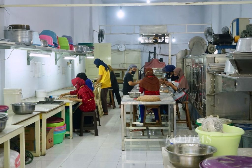 Karyawan toko oleh-oleh Bravo mengolah mete untuk ditaburkan di kue khas daerah di Kendari, Sulawesi Tenggara, Minggu (23/7/2023). Mete dan berbagai bentuk olahannya menjadi pilihan utama masyarakat saat berkunjung ke wilayah ini.