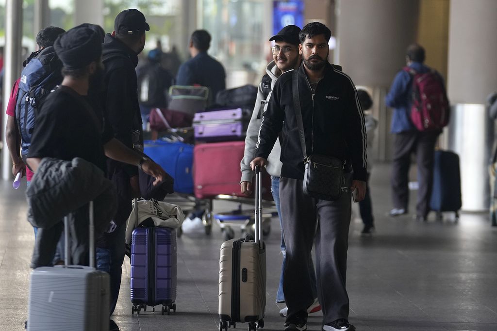 Sejumlah warga India yang menumpang pesawat milik maskapai Legend Airlines yang ditahan di Bandara Vatry, Perancis, tiba di Mumbai, India, Selasa (26/12/2023). Otoritas imigrasi dan polisi India kini tengah mendalami keterlbatan agen dan konsultan visa-imigrasi di Punjab karena beberapa penumpang berasal dari wilayah tersebut.  