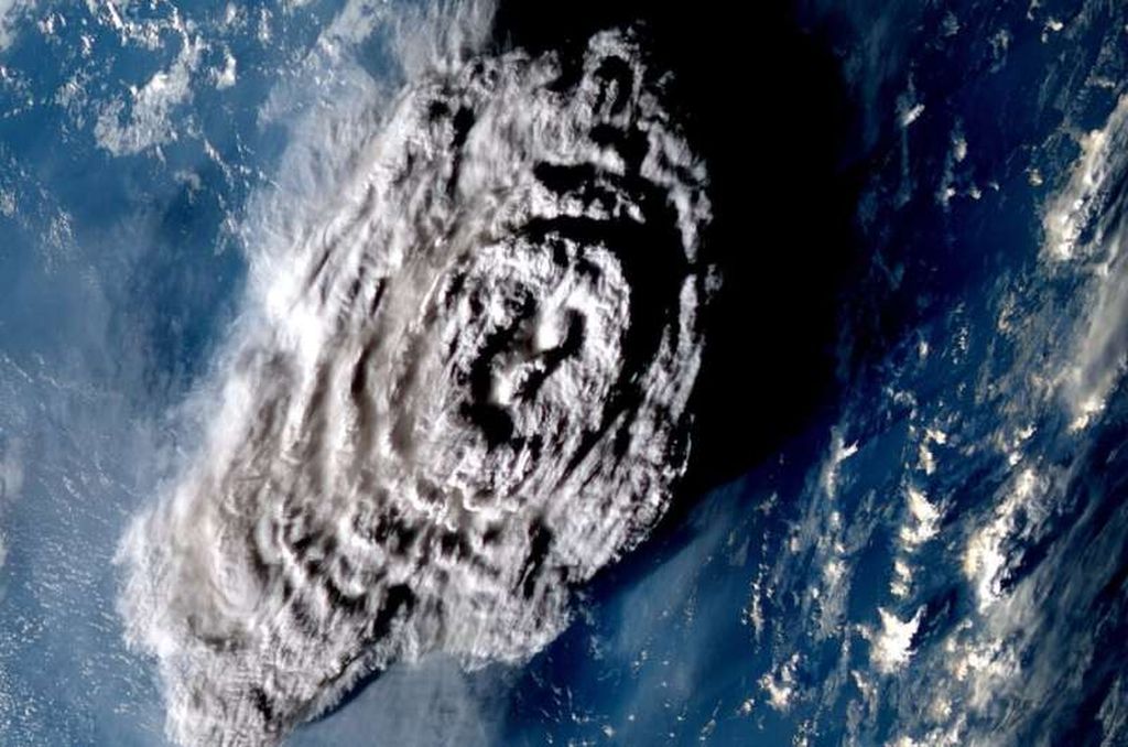 Tampilan letusan Hunga Tonga yang diperbesar, diambil oleh satelit Himawari-8 Jepang pada 05:40 UTC pada 15 Januari 2022, sekitar 100 menit setelah letusan dimulai. 