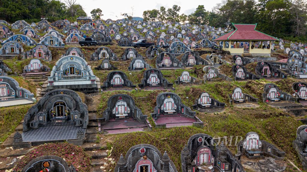 Kompleks pemakaman Tionghoa di Kecamatan Singkawang Timur ini berada di atas lereng bukit, pinggiran Kota Singkawang, Minggu (27/03/2022)