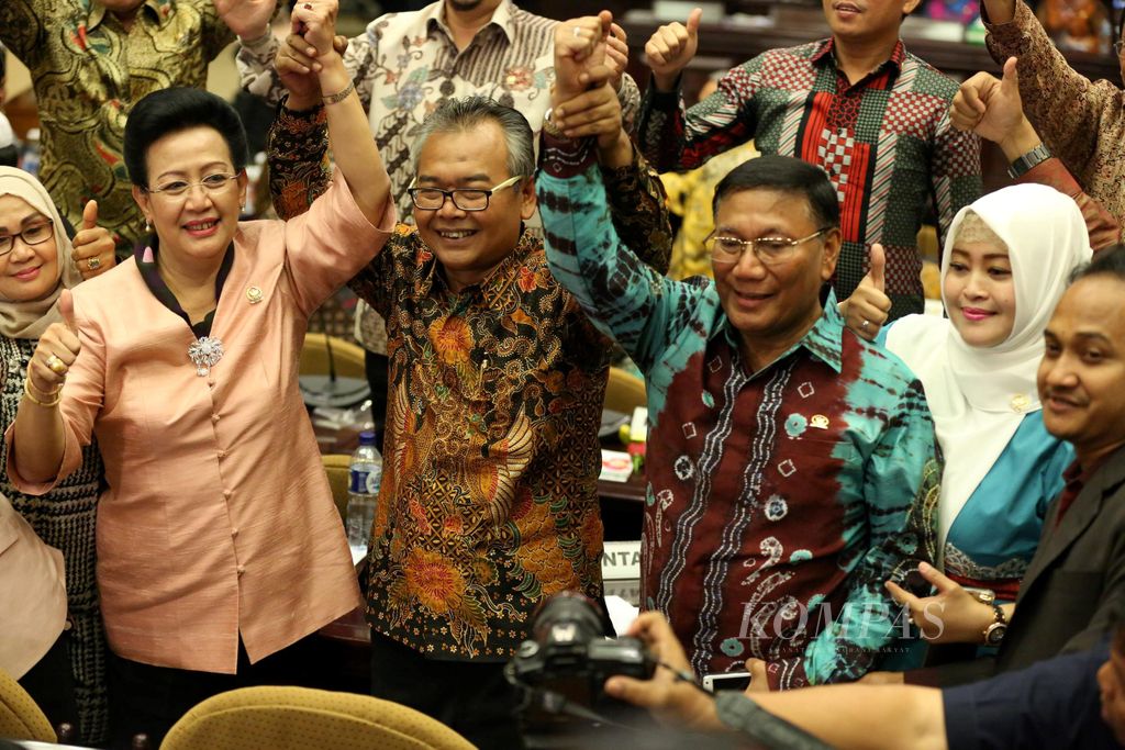 Anggota Dewan Perwakilan Daerah (DPD) dari Provinsi Bengkulu, Mohammad Saleh (tengah) mengangkat tangan bersama Wakil Ketua DPD, GKR Hemas (kiri) dan Farouk Muhammad (kanan) setelah terpilih menjadi Ketua DPD dalam rapat paripurna luar biasa DPD di Gedung Nusantara V Kompleks DPR/MPR/DPD, Jakarta, Selasa (11/10/2016). Mohammad Saleh mengisi posisi Irman Gusman yang ditahan oleh Komisi Pemberantasan Korupsi (KPK) dalam kasus suap kuota gula impor.