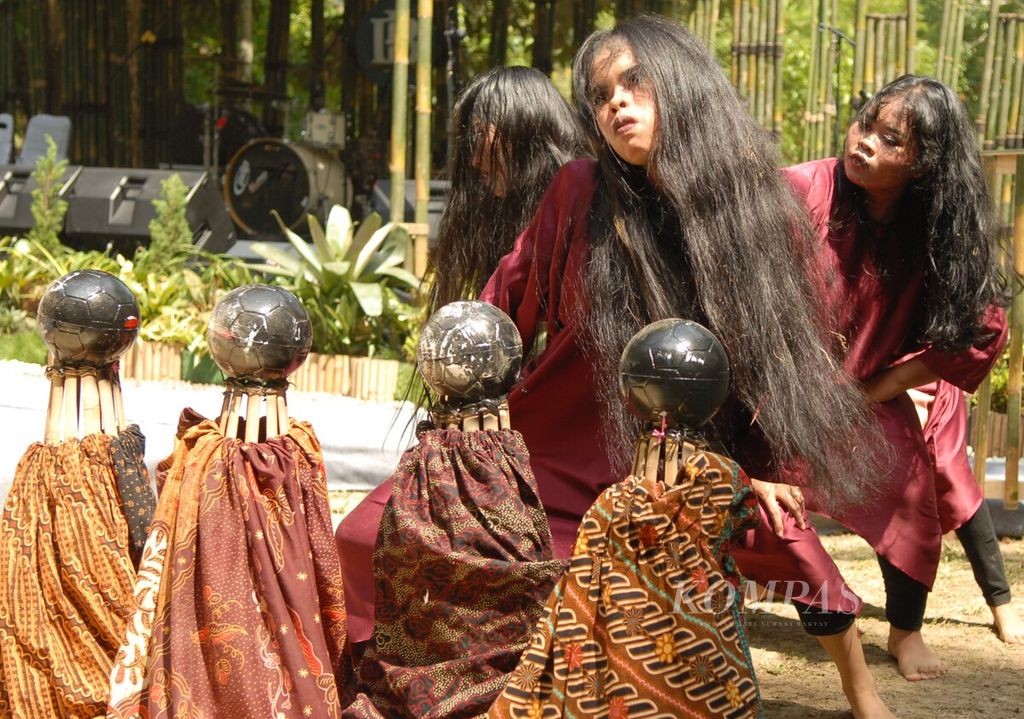 Tari Lukah Gilo dalam acara Kenduri Budayo 2023 di Kawasan Cagar Budaya Nasional Muara Jambi, Minggu (5/11/2023). 