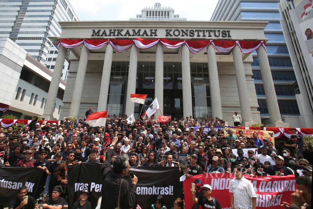 Sejumlah elemen masyarakat mulai dari mahasiswa, akademisi, budayawan, pengamat politik, dan politisi menggelar aksi damai di depan Gedung Mahkamah Konstitusi, Jakarta, Kamis (22/8/2024). 