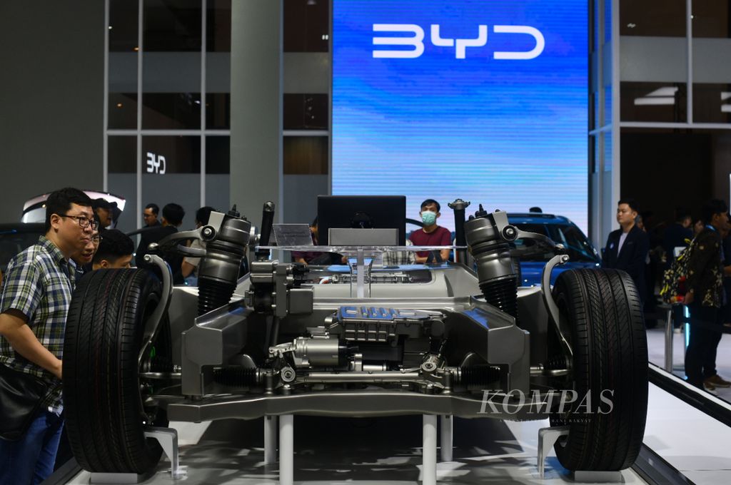 Pabrikan otomotif asal China BYD untuk pertama kalinya mengikuti pameran otomotif Indonesia International Motor Show (IIMS) 2024 di JI Expo Kemayoran, Jakarta, Kamis (15/2/2024). 