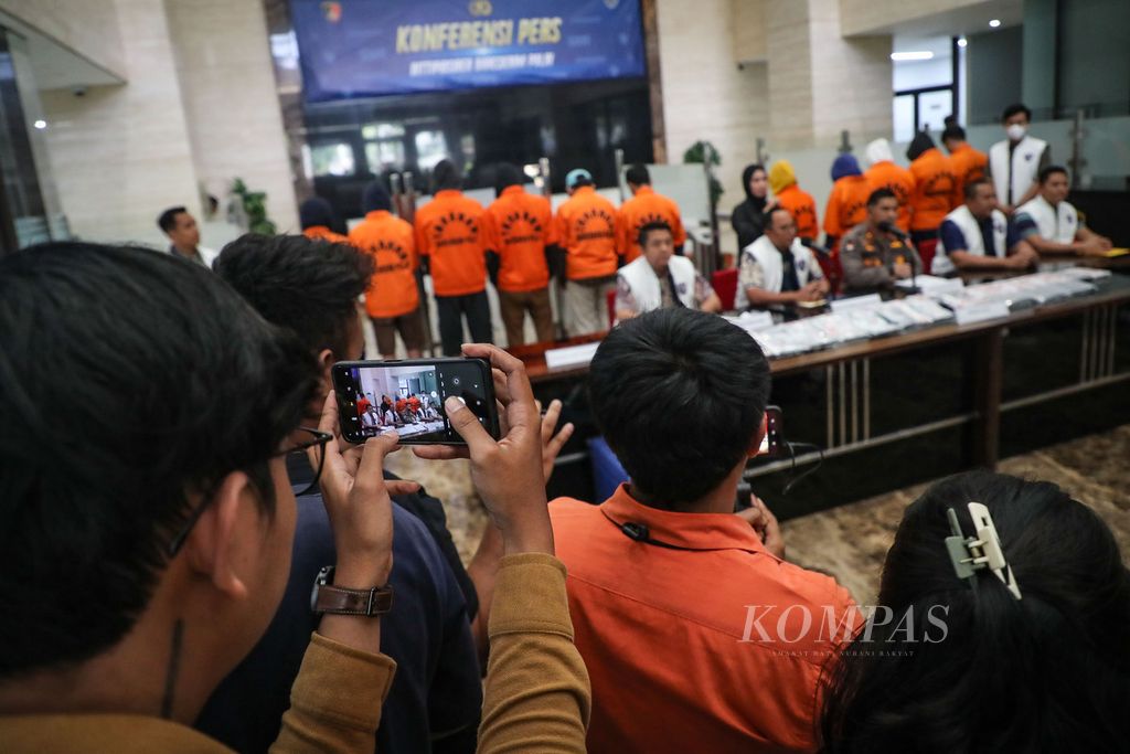 Seorang wartawan merekam jalannya konferensi pers terkait kasus judi daring di kantor Bareskrim Polri, Jakarta, Jumat (8/9/2023). Bareskrim Polri menangkap 11 tersangka kasus judi daring di Denpasar, Bali, pada Kamis (7/9/2023). Dari para tersangka yang mengelola situs judi Oto88 tersebut, polisi menyita barang bukti berupa 12 laptop, 21 ponsel, dan satu kotak kartu SIM. 
