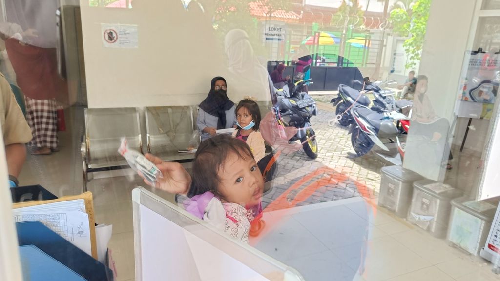 Pengunjung membawa anaknya untuk berobat di Puskesmas Kelurahan Manggarai Selatan, Kecamatan Tebet, Jakarta Selatan, Senin (24/10/2022). 