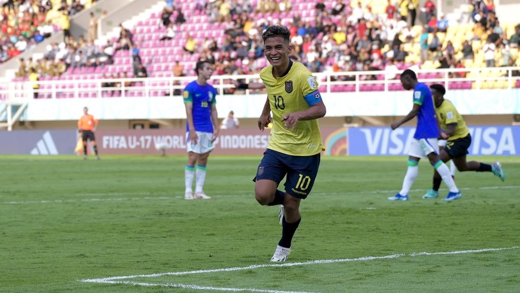 Penyerang Ekuador, Michael Bermudez (tengah), melakukan selebrasi setelah mencetak gol pertamanya dalam laga melawan Brasil pada babak 16 besar, di Stadion Manahan, Kota Surakarta, Jawa Tengah, Senin (20/11/2023). Pertandingan dimenangi Brasil dengan skor 3-1. 