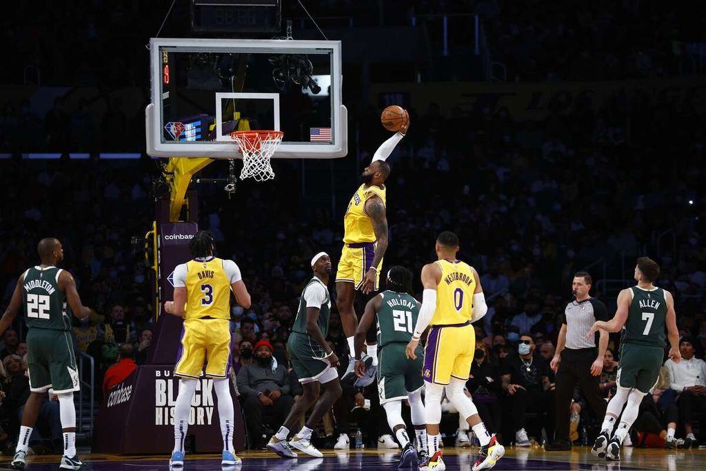 Megabintang LA Lakers, LeBron James, melakukan <i>dunk </i>saat timnya menghadapi Milwaukee Bucks pada laga NBA di Arena Crypto.com di Los Angeles, California, Rabu (9/2/2022) pagi WIB. Tuan rumah Lakers takluk, 116-131, pada laga itu. 