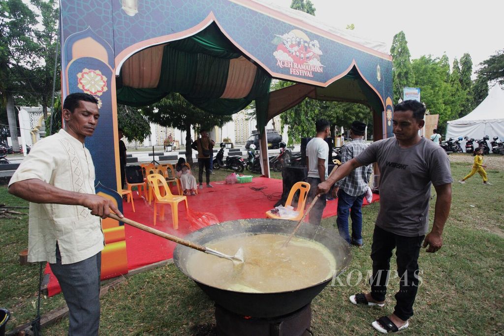 Panitia sedang menyiapkan "ie bu peudah" bubur kanji khas Aceh dalam acara Aceh Festival Ramadhan 2024. Bubur akan dibagi secara gratis kepada warga Banda Aceh. Kegiatan tersebut bagian untuk menyemarakkan bulan Ramadhan.