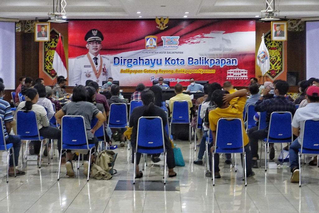 Suasana pertemuan antara warga RT 037, Kelurahan Manggar, Balikpapan Timur, dan pemerintah di Kantor Wali Kota Balikpapan, Kalimantan Timur, Jumat (4/3/2022). Pertemuan ini membahas uang ganti rugi Tol Balikpapan-Samarinda.