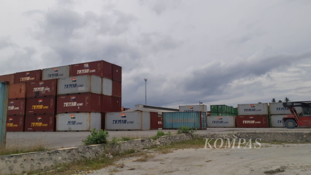 Tampak sejumlah kontainer ditumpuk di kompleks Pelabuhan Pantoloan, Teluk Palu, Kota Palu, Sulteng, Kamis (7/7/2022). Pelabuhan Pantoloan merupakan tempat bongkar dan muat utama di Sulteng.
