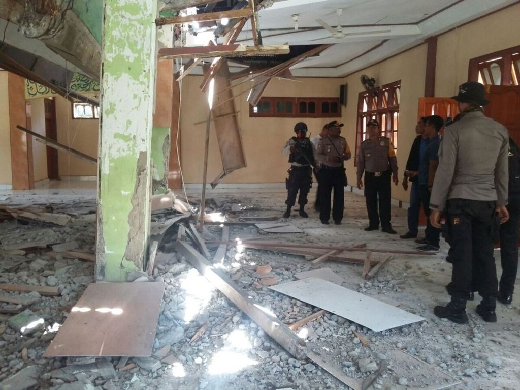 Dalam foto yang dirilis pada Selasa, 27 Februari 2018, oleh Badan Nasional Penanggulangan Bencana (BNPB), pejabat setempat memeriksa kerusakan sebuah masjid di Boven Digoel, Papua, menyusul gempa dahsyat di negara tetangga, Papua Niugini.