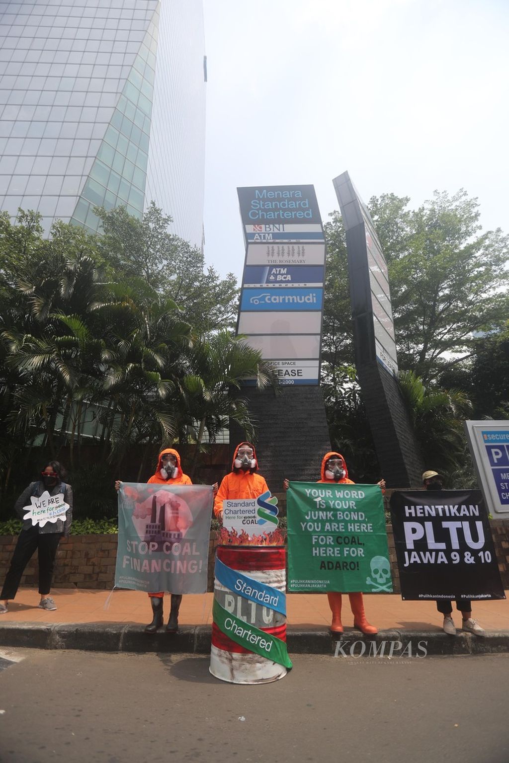 Komunitas Jaga Rimba dan Walhi Jakarta yang tergabung dalam Gerakan Jeda untuk Iklim menggelar aksi di depan kantor Standard Chartered Bank di Jakarta, Jumat (19/3/2021). Mereka menuntut agar perusahaan keuangan tersebut berhenti mendanai industri batubara. 