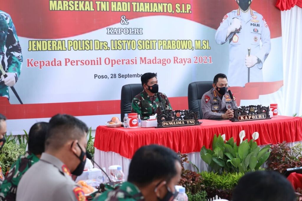 Panglima TNI Marsekal Hadi Tjahjanto dan Kepala Kepolisian Negara RI Jenderal (Pol) Listyo Sigit Prabowo saat memberikan pengarahan kepada Satuan Tugas Madago Raya di Poso, Sulawesi Tengah, Selasa (28/9/2021).