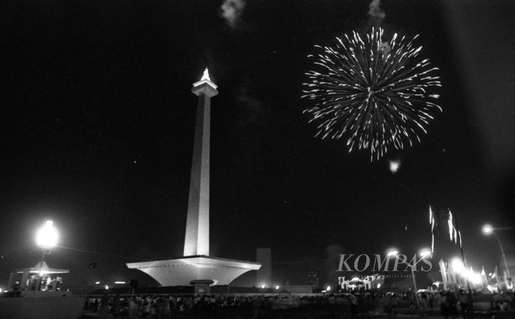 Ilustrasi.  Masyarakat Ibu Kota merayakan HUT Kemerdekaan Republik Indonesia dengan cara masing-masing di setiap RT/RW. Ada yang pesta kembang api di kawasan Tugu Monas Jakarta Pusat.