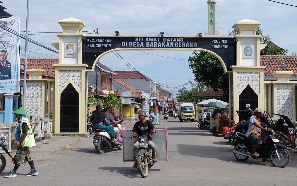 Desa Babakangebang di Kecamatan Babakan, Kabupaten Cirebon, Jawa Barat, pada Jumat (21/7/2023). Desa ini memiliki Satuan Tugas Pelindungan Pekerja Migran Indonesia untuk menekan jumlah warga yang berangkat bekerja ke luar negeri secara non prosedural dan berisiko terjerat perdagangan orang.