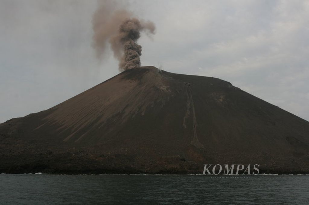 Gunung Anak Krakatau mengeluarkan asap, Sabtu (24/7/2010).