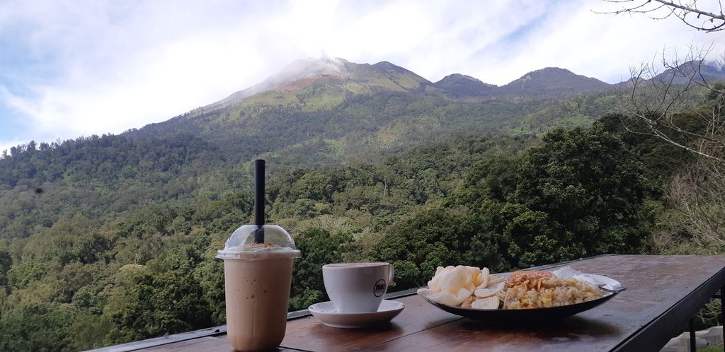 Suasana <i>ngopi </i>di Noi Cafe, Cangar, Kota Batu, Jatim, Sabtu (17/9/2021). Beberapa kafe di Kota Batu memanfaatkan bentang alam pegunungan sebagai daya tarik bagi pengunjung. 