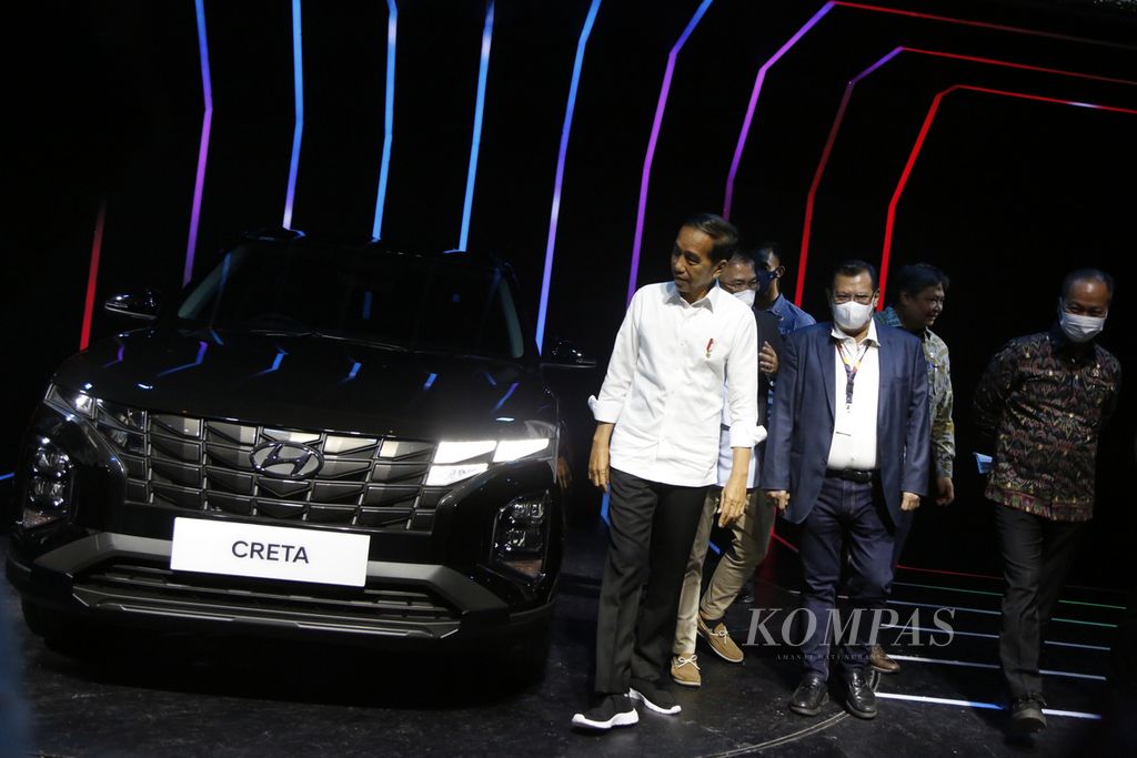 Presiden Joko Widodo melihat Hyundai Creta usai membuka pameran Indonesia International Motor Show 2023 di Jakarta International Expo, Kemayoran, Kamis (16/2/2023). 