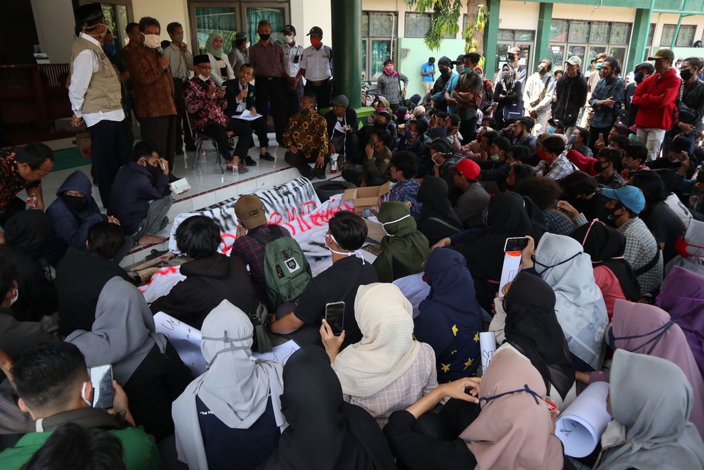 Dozens of students who are members of the IAIN Cirebon Student Alliance are protesting at the IAIN Syekh Nurjati Rectorate Office in Cirebon City, West Java on Tuesday (30/6/2020). The protesters are demanding a reduction of the single tuition fee and a subsidy for remote learning quotas during the Covid-19 pandemic.