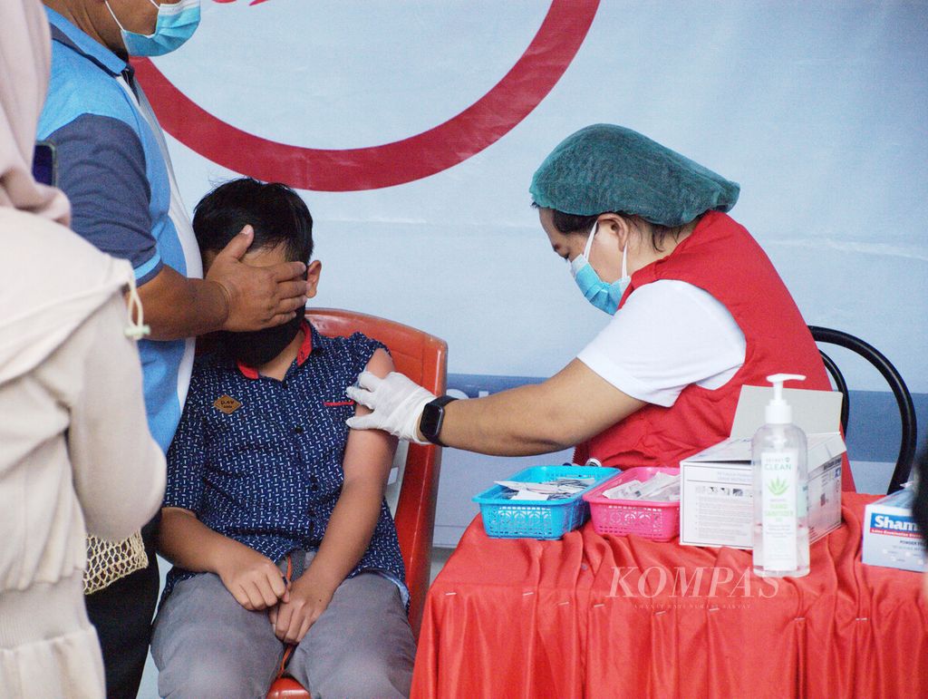 Seorang anak mendapatkan suntikan vaksin Covid-19 di Kelurahan Kleak, Malalayang, Manado, Sulawesi Utara, Rabu (14/7/2021).