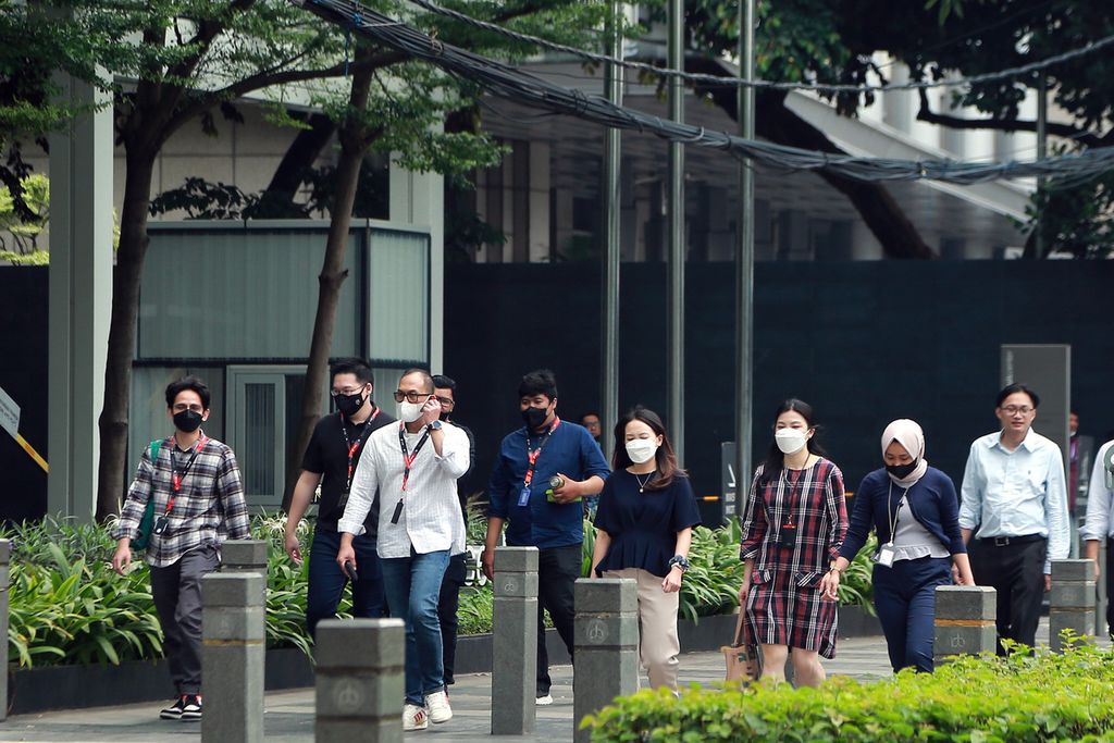 Sejumlah pekerja di kawasan Jalan Jenderal Sudirman, Jakarta Pusat, keluar dari area kantor ketika jam makan siang, Rabu (2/11/2022). 