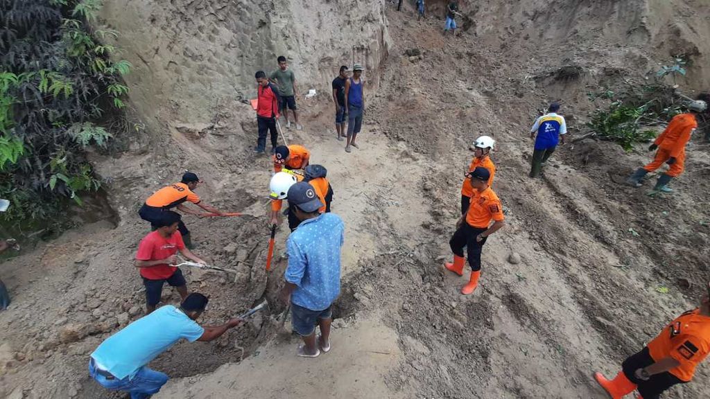 Tim SAR gabungan mencari salah satu korban longsor tambang pasir di Jorong Koto Gadang, Nagari Salareh Aia Utara, Kecamatan Palembayan, Kabupaten Agam, Sumatera Barat, Rabu (9/11/2022). 