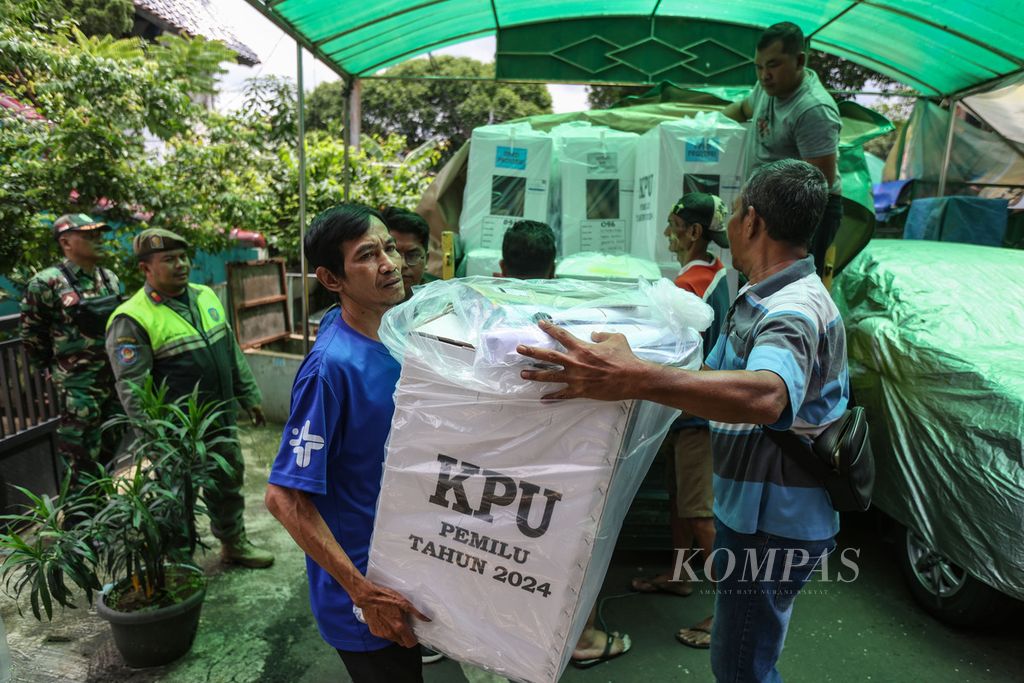 Petugas memindahkan logistik Pemilu 2024 di RW 007 Kelurahan Petamburan, Kecamatan Tanah Abang, Jakarta Pusat, Selasa (13/2/2024).  