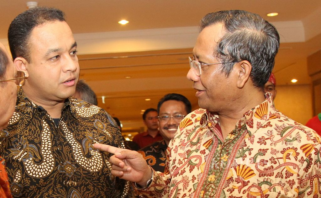 Rektor Universitas Paramadina Anies Baswedan berbincang dengan mantan Ketua MK Mahfud MD (kanan) pada penganugerahan Penghargaan Masyarakat Ilmu Pemerintahan Indonesia (MIPI), di Jakarta, Sabtu (25/5/2013). 