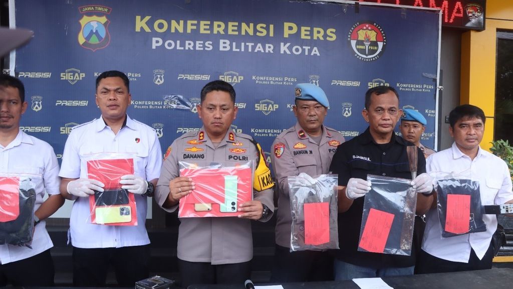 Polisi menunjukkan barang bukti saat konferensi pers pengungkapan kasus pembunuhan terhadap pemilik <i>shelter</i> penitipan hewan beserta rekannya di Kota Blitar, Jawa Timur, Rabu (3/1/2023).