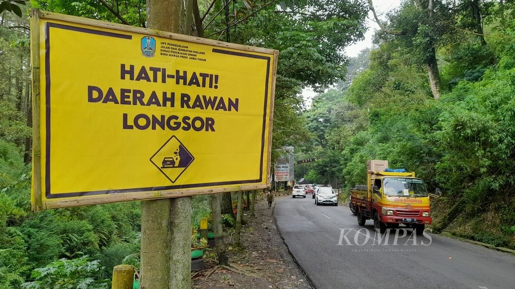 Kendaraan melintas di salah satu daerah rawan longsor, Kelurahan Songgokerto, Kecamatan Batu, Kota Batu, Jawa Timur, Selasa (28/2/2023). Ini merupakan jalan utama Malang-Kediri.