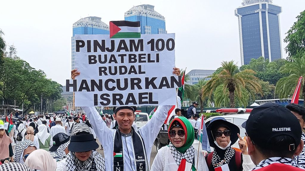 Berbagai ekspresi ditunjukkan massa dalam solidaritas dan dukungan kepada Palestina di Monumen Nasional, Jakarta, Minggu (5/11/2023). Salah satu ekspresi itu adalah menunjukkan tulisan.