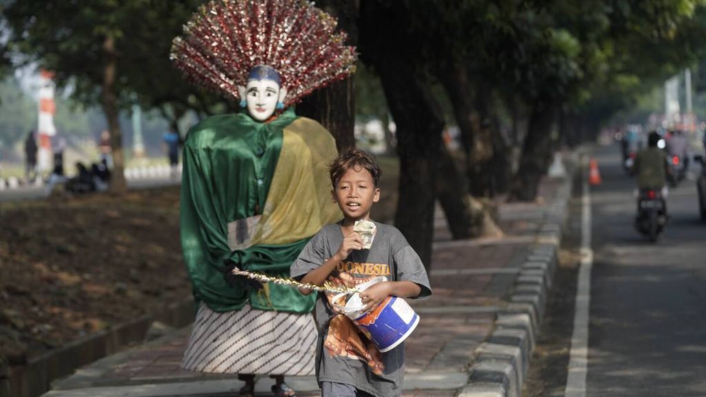 Anak-anak mengamen dengan membawa ondel-ondel di Jalan RS Soekanto, Jakarta Timur, Minggu (9/8/2020). Berdasarkan data Badan Pusat Statistik (BPS), terakhir kali ekonomi Indonesia tumbuh negatif pada triwulan I-1999, yakni minus 6,13 persen. Sementara pada triwulan II-2020, perekonomian Indonesia tumbuh minus 5,32 persen secara tahunan. Pada Maret 2020, ada 26,42 juta orang miskin di Indonesia.