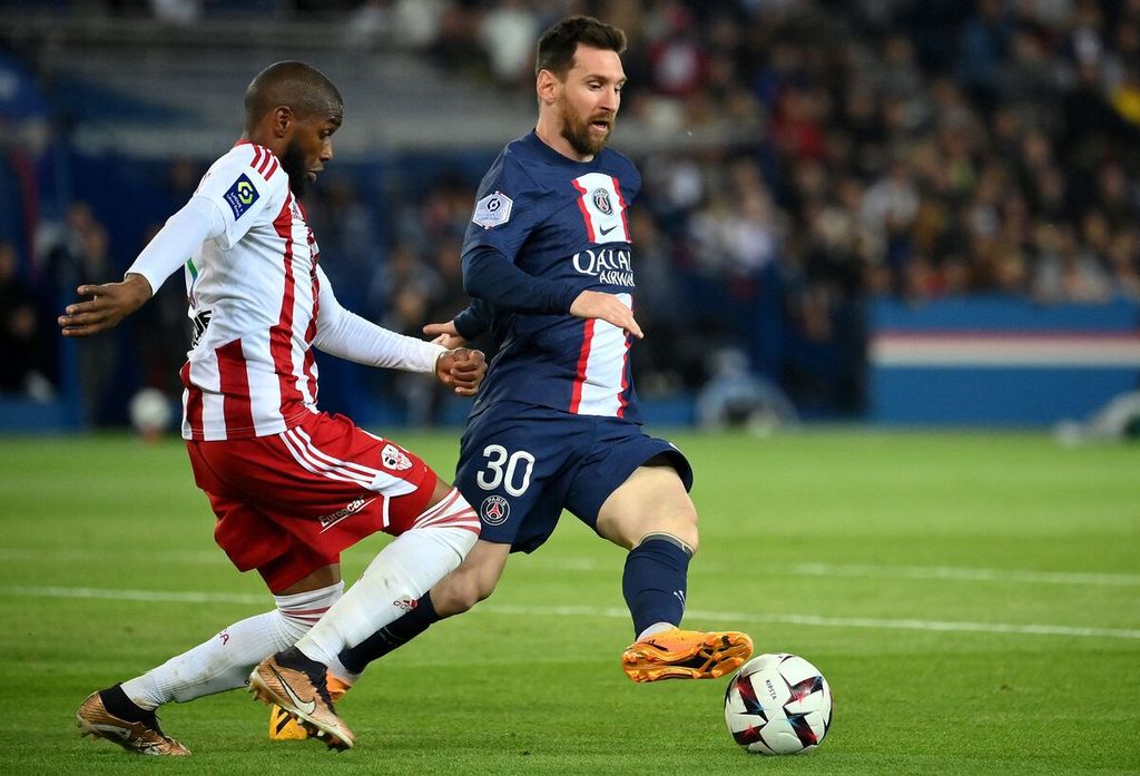 Lionel Messi (kanan) mengiring bola pada laga Liga Perancis antara PSG and Ajaccio di Stadion Parc des Princes, Paris 13 Mei 2023.