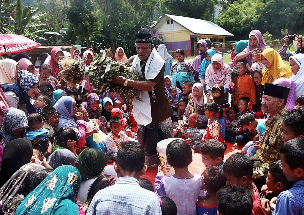 Ritual tolak bala bagi warga Desa Gunung Suku, Kecamatan Lut Tawar, Kabupaten Aceh Tengah, Aceh, Minggu (17/12). Ritual mohon perlindungan kepada Sang Pencipta agar terhindar dari berbagai bencana itu  bagian dari acara Festival Panen Kopi Gayo.