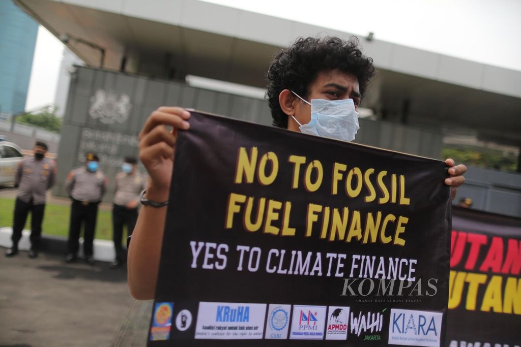 Sejumlah aktivis pemerhati lingkungan berunjuk rasa di depan Kedutaan Besar Inggris di Jakarta, Rabu (3/11/2021). Mereka meminta negara-negara kaya yang saat ini sedang bertemu dalam KTT Iklim COP 26 di Glasgow, Skotlandia, selain memenuhi janji pendanaan iklim yang telah tertunda, juga membayar utang iklim mereka kepada negara-negara berkembang.
