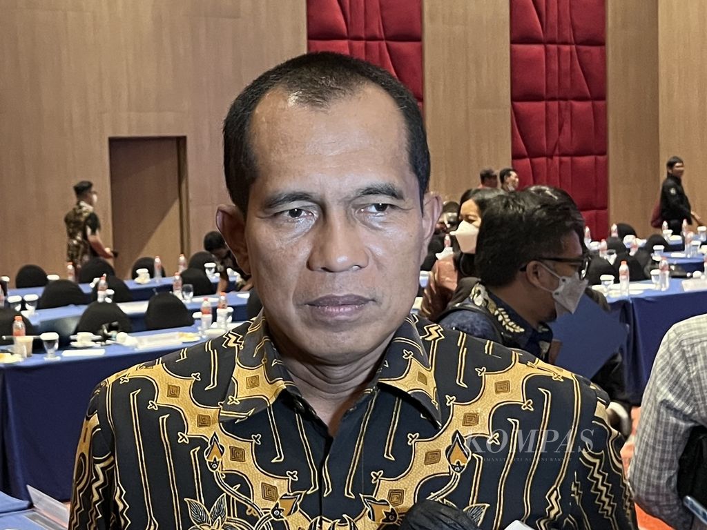Wakil Ketua Komisi I DPR RI M Abdul Kharis Almasyhari menjawab pertanyaan wartawan di Makassar, Sulawesi Selatan, Kamis (15/9/2022), terkait kesiapan migrasi siaran televisi analog ke digital.