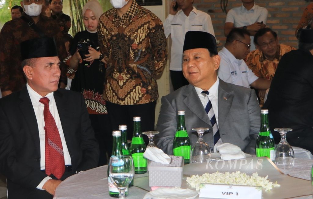 Menteri Pertahanan Prabowo Subianto (kanan) bersama Gubernur Sumatera Utara Edy Rahmayadi dalam kunjungan kerja di Kabupaten Deli Serdang, Sumatera Utara, Jumat (27/1/2023).